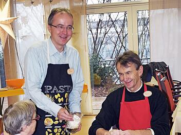 Norbert Kern (r.) und Karl-Heinz Seib im Kochduell  Foto: Ute Nickel