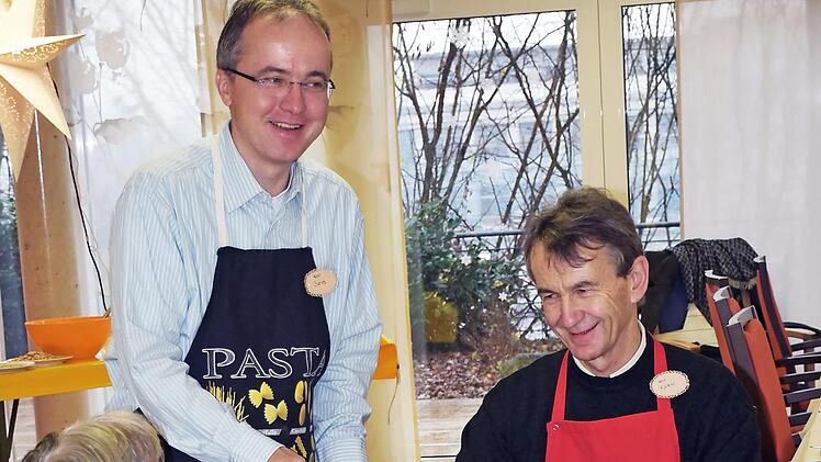 Norbert Kern (r.) und Karl-Heinz Seib im Kochduell  Foto: Ute Nickel