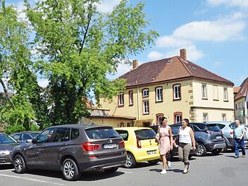Das so genannte Konsumgebäude (rechts) am Hubmann-Parkplatz wird vorerst nicht abgerissen.
