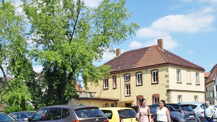 Das so genannte Konsumgebäude (rechts) am Hubmann-Parkplatz wird vorerst nicht abgerissen.