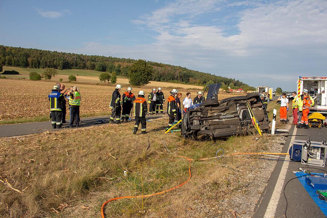 Nach Frontalcrash mit drei Autos: Ein Fahrzeug landet im Maisfeld