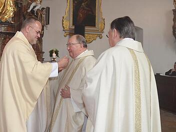 Provinzial Pater Felix Rehbock OMI (links) ernennt Pater Rudolf Welscher zum neuen Rektor im Oblatenkloster Kronach. Rechts im Bild Pater Werner Pieper, der Rektor im Oblatenkloster Gelsenkirchen wird.  Fotos: K. H. Hofmann
