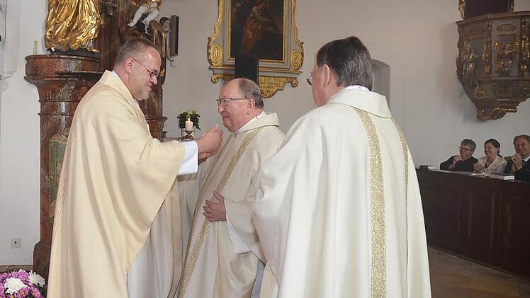 Provinzial Pater Felix Rehbock OMI (links) ernennt Pater Rudolf Welscher zum neuen Rektor im Oblatenkloster Kronach. Rechts im Bild Pater Werner Pieper, der Rektor im Oblatenkloster Gelsenkirchen wird.  Fotos: K. H. Hofmann