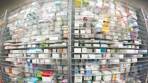 Ein gut gef&uuml;lltes Lager kann bei Engp&auml;ssen helfen: So versucht die Paracelsus Apotheke in H&ouml;chstadt der Problematik entgegenzuwirken und die Kunden weiterhin mit ihren Medikamenten versorgen zu k&ouml;nnen.  Foto: Symbolbild/Daniel Reinhardt/dpa