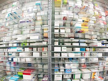 Ein gut gefülltes Lager kann bei Engpässen helfen: So versucht die Paracelsus Apotheke in Höchstadt der Problematik entgegenzuwirken und die Kunden weiterhin mit ihren Medikamenten versorgen zu können.  Foto: Symbolbild/Daniel Reinhardt/dpa