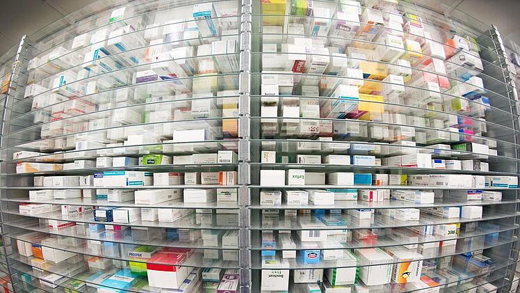 Ein gut gefülltes Lager kann bei Engpässen helfen: So versucht die Paracelsus Apotheke in Höchstadt der Problematik entgegenzuwirken und die Kunden weiterhin mit ihren Medikamenten versorgen zu können.  Foto: Symbolbild/Daniel Reinhardt/dpa