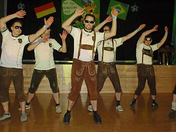Mal was anders: Gestandene Mannsbilder des TSV rockten in Krachledern zünftig den Saal. Fotos: Gabi Arnold