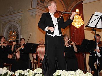 Mit Werken von Joseph Haydn und Dimitri Terzakis war Kolja Lessing der Solist beim Bad Brückenauer Frühlingskonzert. Foto: Ulrike Müller