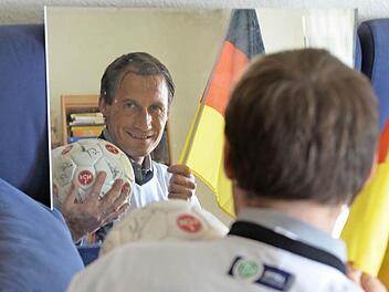 Für den Gundelsheimer Pfarrer kann die Fußball-WM beginnen. Foto: Ronald Rinklef