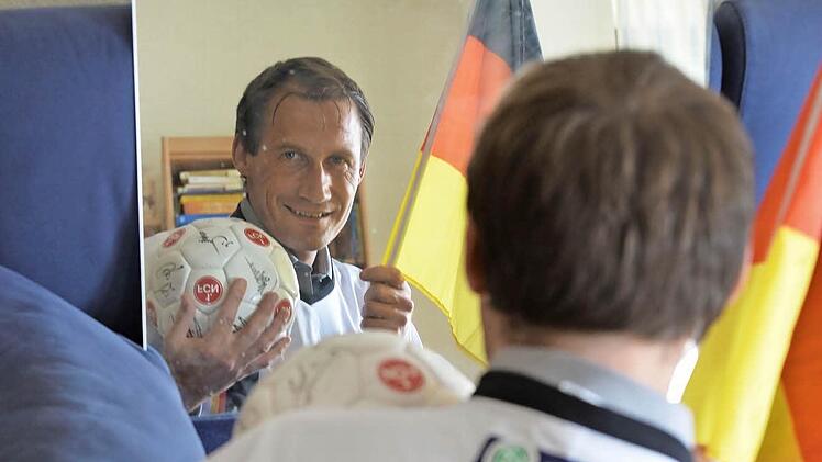 Für den Gundelsheimer Pfarrer kann die Fußball-WM beginnen. Foto: Ronald Rinklef