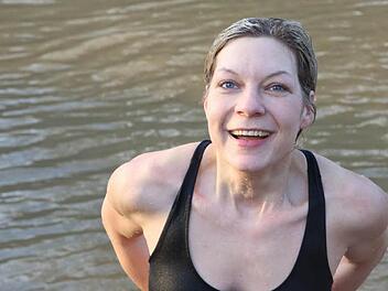 Nach zirka zehn Schwimmzügen zieht sie sich schnell wieder an.Foto: Barbara Herbst