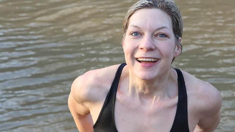 Nach zirka zehn Schwimmzügen zieht sie sich schnell wieder an.Foto: Barbara Herbst