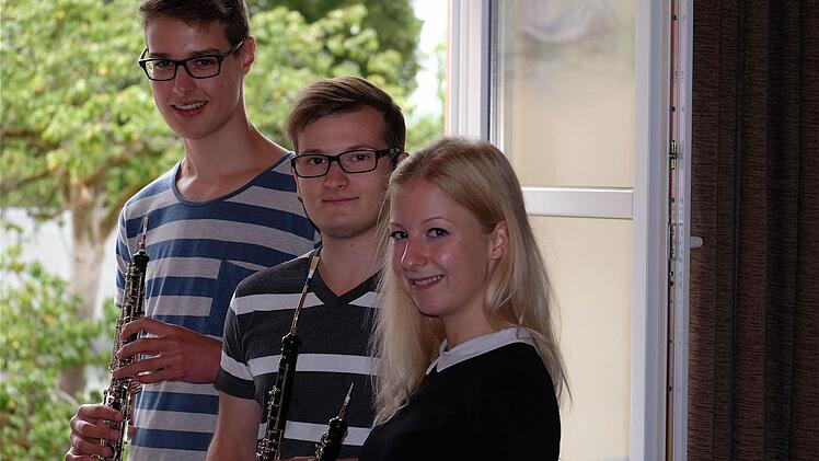 Cornelius Moller, Lukas Käßer und Sabrina Gado proben eisern für ihr Ensemble-Konzert am Samstag. Fotos: Gerd Schaar