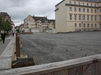 Freier Platz für ein neues Hotel: Die Immobilien Freistaat Bayern hat ein neues Exposé für den Verkauf des ehemaligen Steigenberger-Geländes am Bad Kissinger Kurgarten veröffentlicht. Mit dem Kauf verbunden ist die Verpflichtung, hier ein neues Hotel zu bauen. Foto: Paul Ziegler