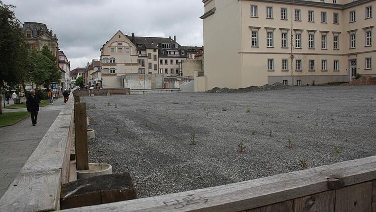 Freier Platz für ein neues Hotel: Die Immobilien Freistaat Bayern hat ein neues Exposé für den Verkauf des ehemaligen Steigenberger-Geländes am Bad Kissinger Kurgarten veröffentlicht. Mit dem Kauf verbunden ist die Verpflichtung, hier ein neues Hotel zu bauen. Foto: Paul Ziegler