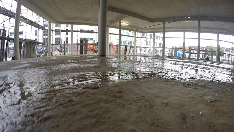 Das Atrium im Neubau des Landratsamts Erlangen-Höchstadt machte beim Richtfest Eindruck. Rund 40 Millionen Euro soll der Bau kosten. Foto: Christian Bauriedel