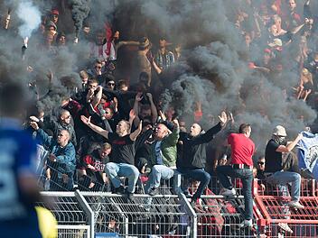 Nachdem sich Fans des 1. FC Nürnberg in Karlsruhe danebenbenommen hatten, hat der Verein deutlich Stellung bezogen setzt für eine friedliche Fankultur ein. Foto: Daniel Maurer/dpa
