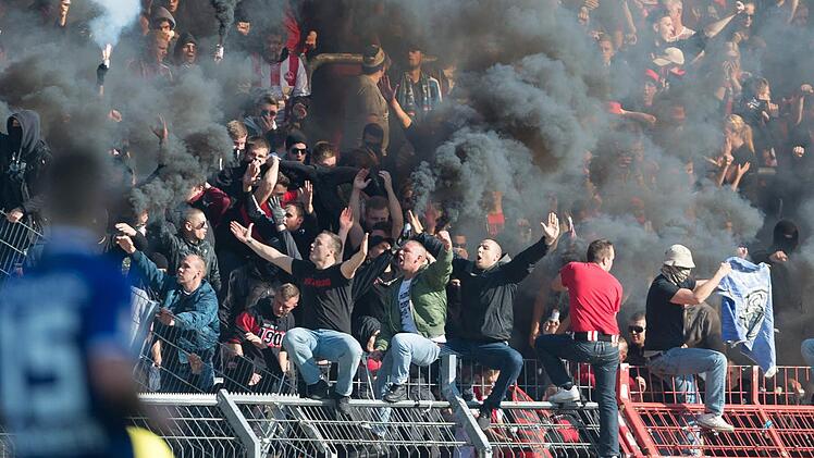 Nachdem sich Fans des 1. FC Nürnberg in Karlsruhe danebenbenommen hatten, hat der Verein deutlich Stellung bezogen setzt für eine friedliche Fankultur ein. Foto: Daniel Maurer/dpa