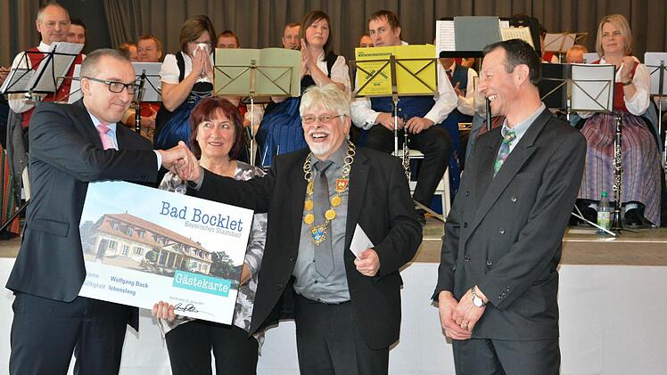 Dem scheidende Bürgermeister Wolfgang Back (2. von rechts) wurde eine lebenslange Gästekarte für das Staatsbad Bad Bocklet verliehen (rechts: 3. Bürgermeister Holger Tillmann, links: 2. Bürgermeister Andreas Sandwall, 2. von links: Brigitte Junge (Lebensgefährtin von Bürgermeister Wolfgang Back) Foto: Björn Hein