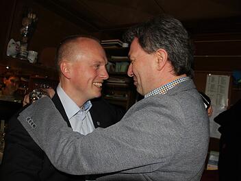 Klaus Löffler gratuliert Thomas Löffler zur gewonnenen Bürgermeisterwahl. Foto: Veronika Schadeck