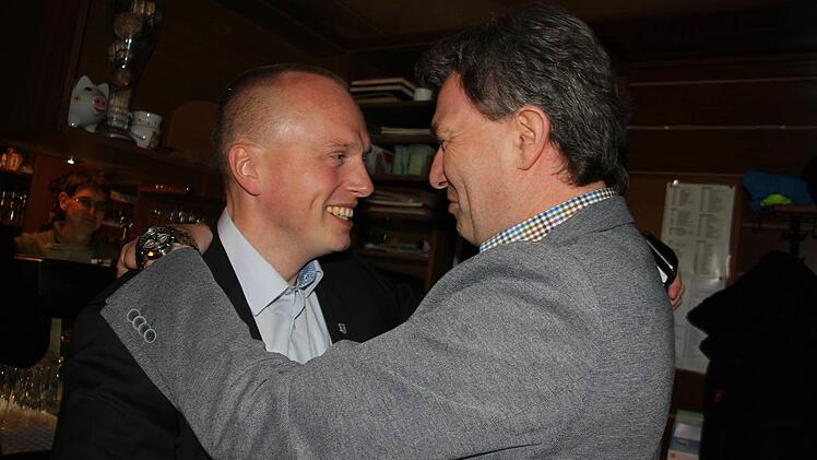 Klaus Löffler gratuliert Thomas Löffler zur gewonnenen Bürgermeisterwahl. Foto: Veronika Schadeck