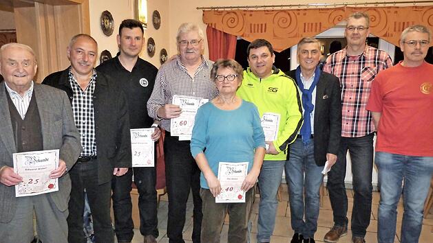 F&uuml;r ihre Treue zum FC Neuenmarkt wurden mehrere Mitglieder geehrt. Im Bild (von links) Eduard Weber, Vorsitzender Dieter M&uuml;hlbauer, Daniel Warzecha, Karl-Heinz Warzecha, Ilse Oetter, Michael Koch, B&uuml;rgermeister Siegfried Decker, Zweiter Vorsitzender Marc Paul und Reinhard Schmei&szlig;ner Foto: Werner Rei&szlig;aus