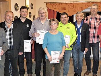 Für ihre Treue zum FC Neuenmarkt wurden mehrere Mitglieder geehrt. Im Bild (von links) Eduard Weber, Vorsitzender Dieter Mühlbauer, Daniel Warzecha, Karl-Heinz Warzecha, Ilse Oetter, Michael Koch, Bürgermeister Siegfried Decker, Zweiter Vorsitzender Marc Paul und Reinhard Schmeißner Foto: Werner Reißaus