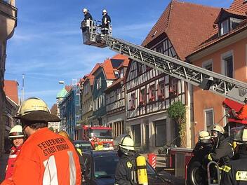 Die Feuerwehrleute brachten die Bewohner des zweiten Obergeschosses über die Drehleiter in Sicherheit, weil das Treppenhaus wegen des Qualms nicht als Fluchtweg genutzt werden konnte. Foto: Feuerwehr Kronach