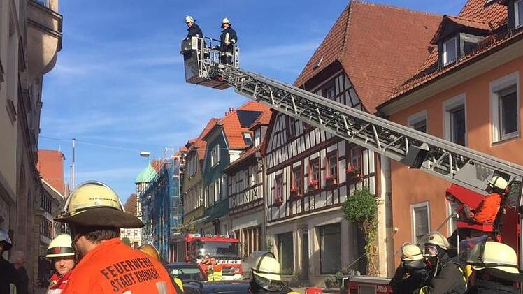 Die Feuerwehrleute brachten die Bewohner des zweiten Obergeschosses über die Drehleiter in Sicherheit, weil das Treppenhaus wegen des Qualms nicht als Fluchtweg genutzt werden konnte. Foto: Feuerwehr Kronach