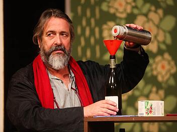 Jetzt sagt  der Requisiteur (Stephan Mertl) den Leuten  mal, wie das so ist mit dem Theater.  "Die Sternstunde des Josef Bieder" hat  Premiere in der Reithalle. Henning Rosenbusch