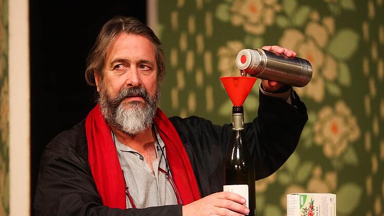 Jetzt sagt  der Requisiteur (Stephan Mertl) den Leuten  mal, wie das so ist mit dem Theater.  "Die Sternstunde des Josef Bieder" hat  Premiere in der Reithalle. Henning Rosenbusch