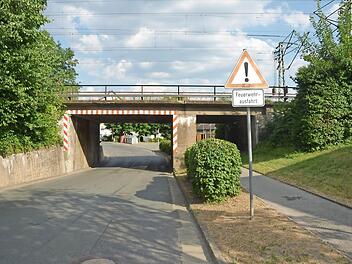 Es bewegt sich was in Sachen Staatsstraße 2201 Welitscher Straße in Pressig. Die Ingenieurleistungen für Kanal- und Wasserleitungen wurden vergeben. Die Bahnunterführung soll tiefer gelegt werden damit größere Lkw hier verkehren können. Vorarbeiten dazu werden die neuen Ver- und Entsorgungsleitungen für Wasser und Kanal sein. Foto: K.- H. Hofmann