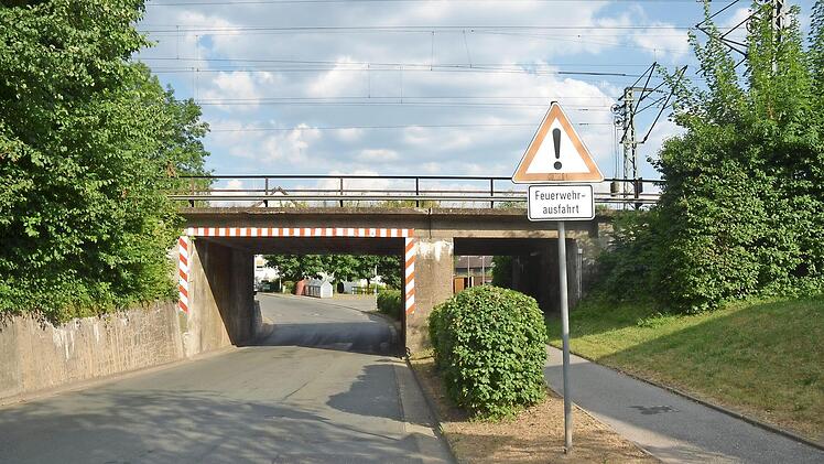Es bewegt sich was in Sachen Staatsstraße 2201 Welitscher Straße in Pressig. Die Ingenieurleistungen für Kanal- und Wasserleitungen wurden vergeben. Die Bahnunterführung soll tiefer gelegt werden damit größere Lkw hier verkehren können. Vorarbeiten dazu werden die neuen Ver- und Entsorgungsleitungen für Wasser und Kanal sein. Foto: K.- H. Hofmann