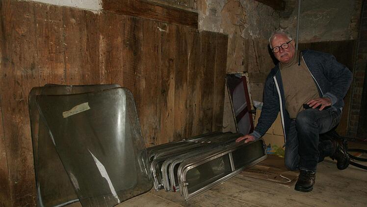 Roland Fischer mit einigen Scheiben, die wieder eingebaut werden müssen. Foto: Steffen Standke