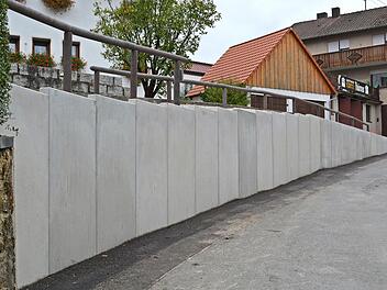 Die neue Mauer in Herzogwind ist in kurzer Zeit fertiggestellt worden.