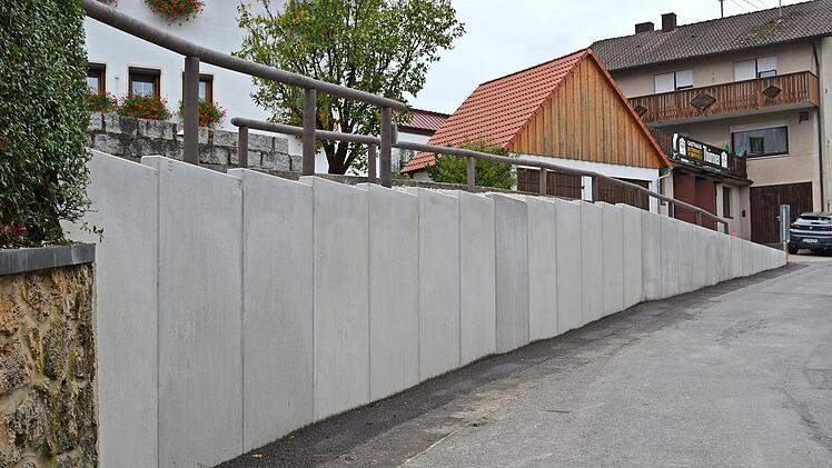 Die neue Mauer in Herzogwind ist in kurzer Zeit fertiggestellt worden.