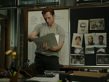 Brandermittler Dave Gudsen (Taron Egerton) hat in "Smoke" alles im Griff - zumindest glaubt er das selber.