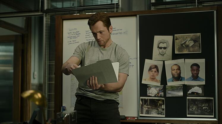 Brandermittler Dave Gudsen (Taron Egerton) hat in "Smoke" alles im Griff - zumindest glaubt er das selber.
