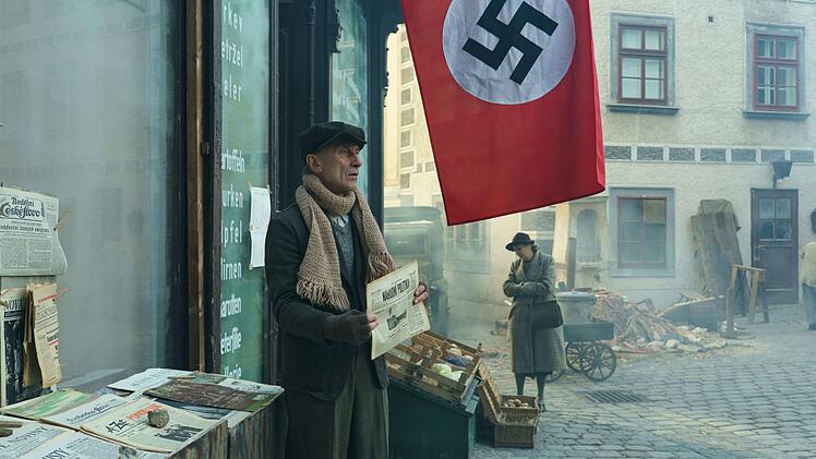 M&ouml;rdersuche per Zeitung: Ein Kioskbetreiber (Klaus Schwarz) sucht im von Nazis besetzten Prag nach Kundschaft.