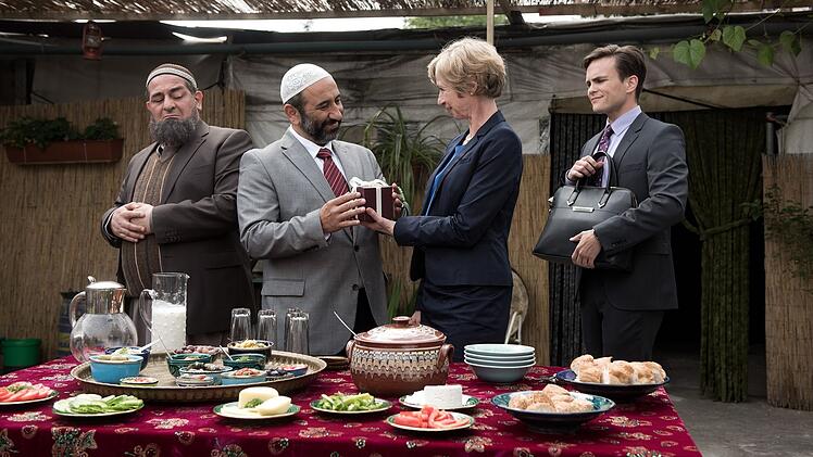 Osman (Hasan Ali Mete, links) und Nuri Hodscha (Hilmi S&ouml;zer) laden die B&uuml;rgermeisterin Ursel Piepenk&ouml;tter (Anna Stieblich) und ihren Assistenten Meyer (Eric Klotzsch, rechts) zu sich in die Moschee.