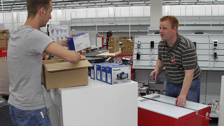 ... während andere Helfer Regale aufbauen ...