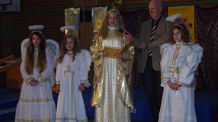 Auch das Kronacher Christkind Saskia Linke stattete dem Weihnachtsturnen einen Besuch ab. Foto: Heike Schülein