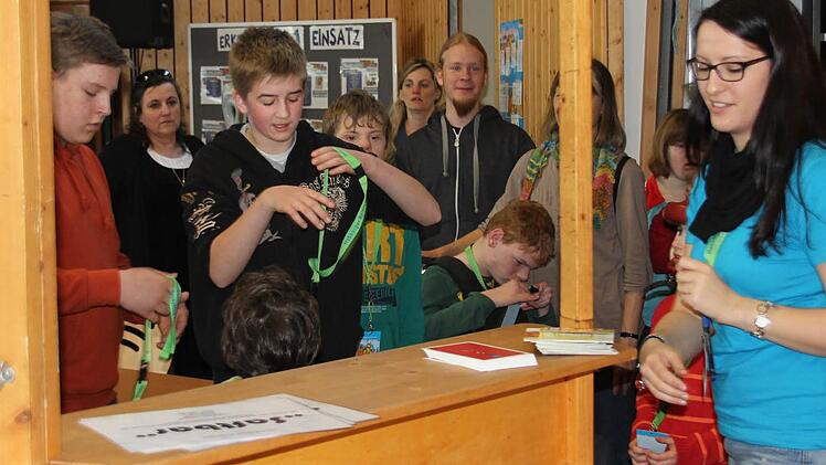 Eva (rechts) kümmert sich um die Organisation.