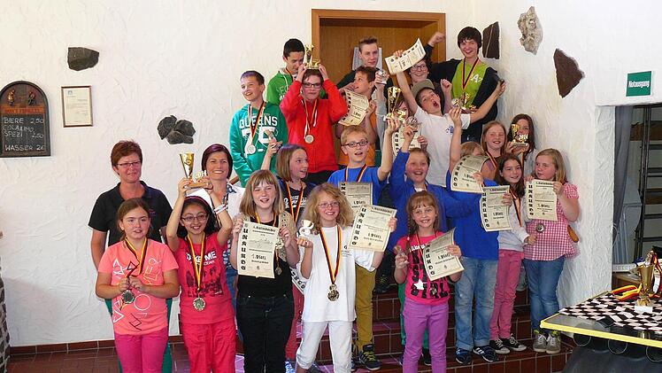 Stolz präsentieren die Einzel- und Mannschaftssieger ihre glänzenden Trophäen. Mit im Bild (2. Reihe stehend von links) Anita Seidler vom ausrichtenden Schachklub Kulmbach sowie Kreis- und Stadträtin Heike Vogel.
