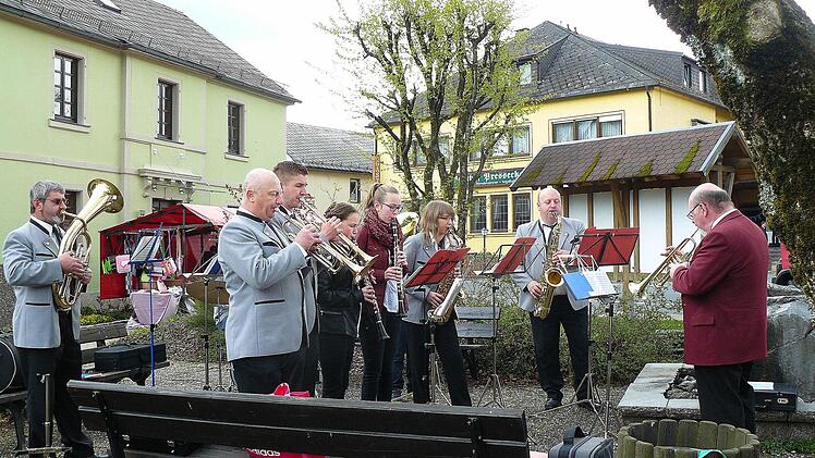 Der Musikverein Wartenfels gab ein Standkonzert.
