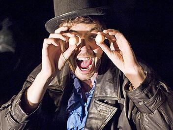 "Sköne Ogen, sköne Ogen!" Coppelius (Sebastian Stahl) in all seiner Erschröcklichkeit  Foto: Denis Meyer