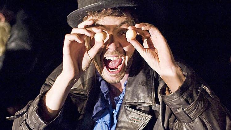 "Sköne Ogen, sköne Ogen!" Coppelius (Sebastian Stahl) in all seiner Erschröcklichkeit  Foto: Denis Meyer
