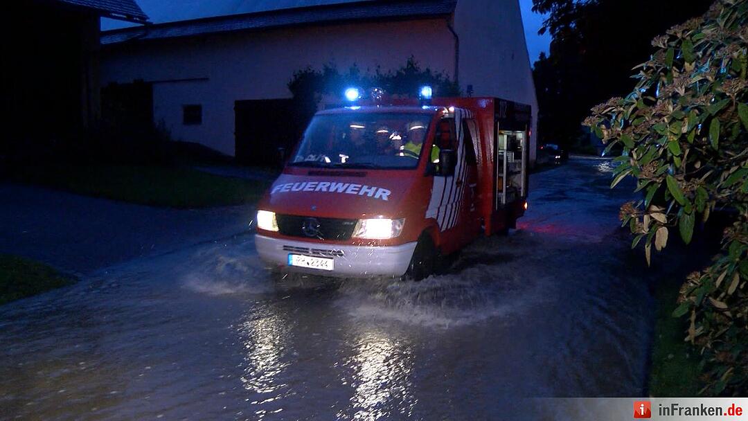 Unwetter in Mittelfranken: Überschwemmung, Blitzschlag, Straßenschäden