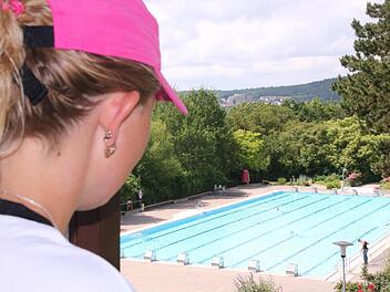 Eine Bademeisterin &uuml;berblickt das bisher sp&auml;rlich genutzte Schwimmer-Becken im Terrassen-Schwimmbad Bad Kissingen. Foto: Markus Klein