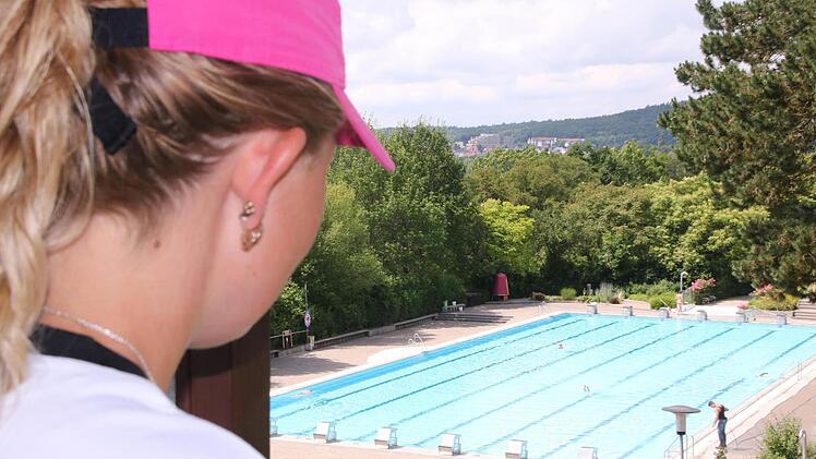 Eine Bademeisterin &uuml;berblickt das bisher sp&auml;rlich genutzte Schwimmer-Becken im Terrassen-Schwimmbad Bad Kissingen. Foto: Markus Klein